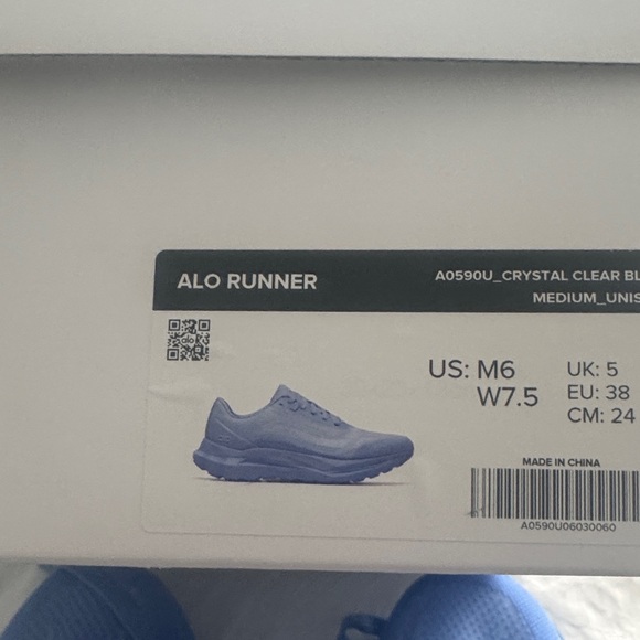 ALO Yoga Blue Women's Sneakers brand new - Picture 5 of 5